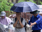 Tin tức - Hơn 5.000 thí sinh "đội" mưa tầm tã đến trường thi lớp 10 chuyên Sư phạm