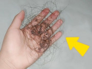 Nhà đẹp - Tóc rụng khắp nơi trong nhà, đây là 10 mẹo dọn tóc rụng vừa dễ dàng vừa hiệu quả