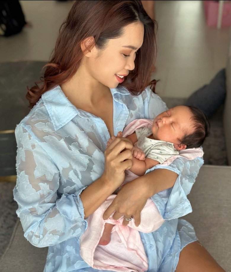 Hà Anh hé lộ gương mặt kháu khỉnh của con trai lai tây.