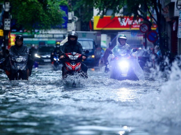 Hà Nội mưa dông mạnh, đề phòng lốc sét và mưa đá