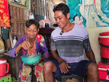 Bất ngờ cuộc sống của chồng trẻ cưới vợ già hơn 70 tuổi, từng phải theo đuổi cả năm trời mới lấy được