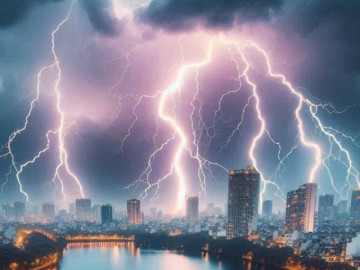7.025 cú sấm sét dội xuống Hà Nội trong gần 3h, mưa trắng trời, nhiều tuyến phố ngập sâu
