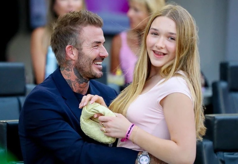 Mới đây, Harper khiến người hâm mộ đứng ngồi không yên khi cùng bố David Beckham dự khán một trận đấu của Inter Miami. Qua ống kính truyền thông, nhan sắc "cực phẩm" của hai bố con trở thành tâm điểm.
