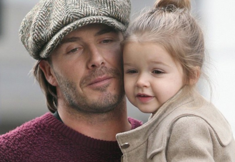 Harper Seven Beckham sinh năm 2011 và là con gái út của cặp sao nổi tiếng David Beckham và Victoria. Ngay từ nhỏ, Harper đã được mệnh danh là nàng 'công chúa Hollywood' khi được sinh ra trong gia đình có bố mẹ là người nổi tiếng.
