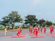 Sức khỏe - Chị em đua nhau tập yoga dưới tán hoa ngoài trời, bác sĩ khen tốt nhưng nhắc một điều phải sửa