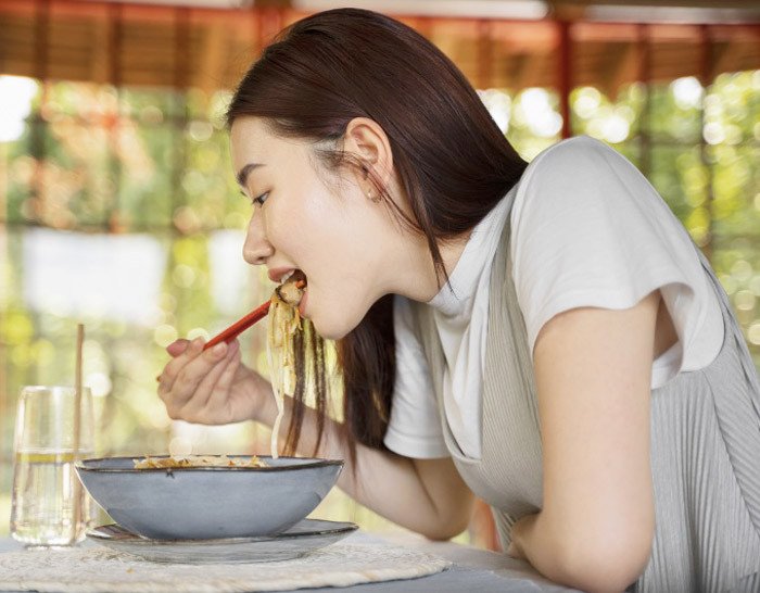 Việc nhai kỹ là tốt cho sức khỏe, nhưng nhai kỹ không đồng nghĩa với việc ăn quá lâu. Ảnh minh họa. 