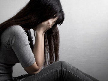 Nữ sinh thu mình, muốn tự sát vì bữa cơm nào bố mẹ cũng chỉ nói 1 chuyện