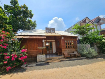 Đưa con ra quán cà phê chơi, nữ giáo viên bị tấm bê tông rơi đè tử vong