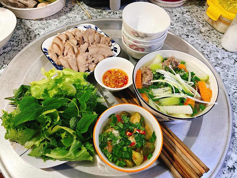 Lưỡi lợn luộc - Canh xương khoai tây - Cà muối.
