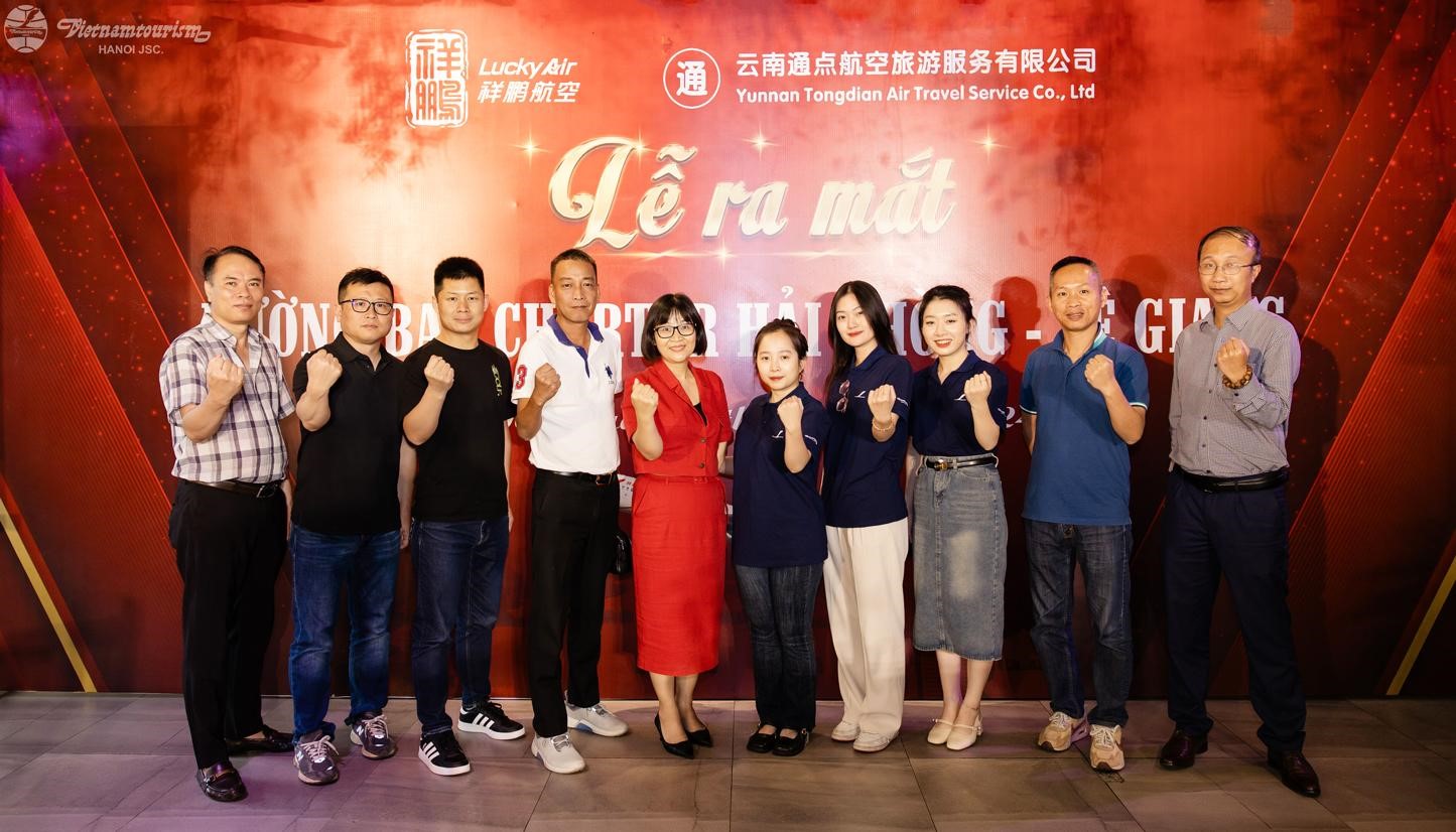 Image of the event launching the "Haiphong - Lijiang Charter Flight" with representatives from Vietnamtourism - Hanoi and Lucky Air