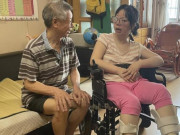 Bà bầu - Nữ bác sĩ bị liệt khi mang thai, chồng bỏ rơi sau sinh con, nhiều năm sau nhờ "ngược gió mà bay cao"