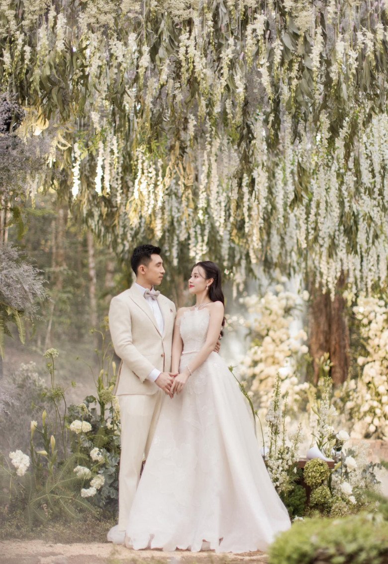 Lần đầu tiên Midu công khai hình ảnh tiệc cưới với chồng ở Đà Lạt.