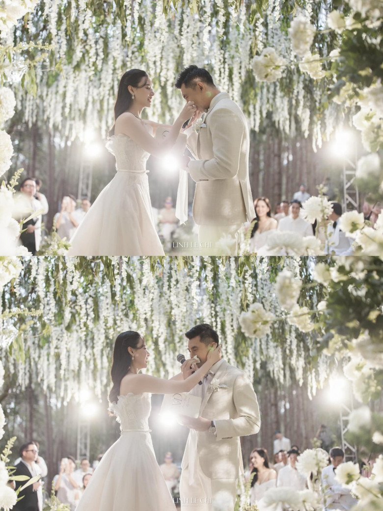 Anh vẫn xúc động bật khóc trên sân khấu.