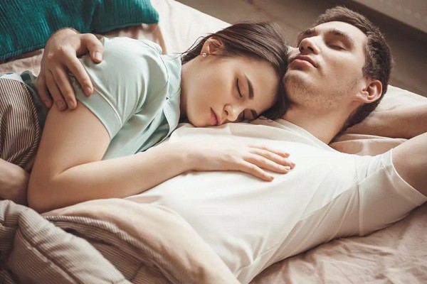 Một cuộc yêu khȏng mất nhiḕu calo, việc hai người lăn ra ngủ sau khi làm chuyện ấy là do hormone ᵭược tiḗt ra. Ảnh minh họa. 