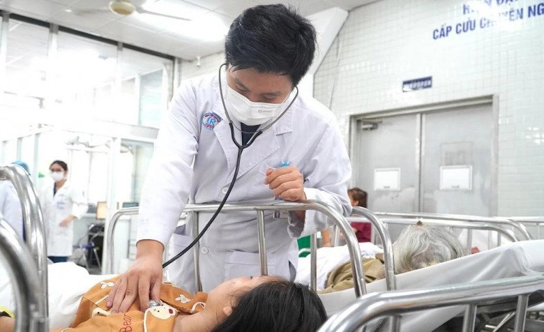 Nữ sinh nằm phòng riêng thi vào lớp 10 do tai nạn bất ngờ đã nhập viện cấp cứu sáng 7-6 vì đột ngột yếu tứ chi. Ảnh: BVCC