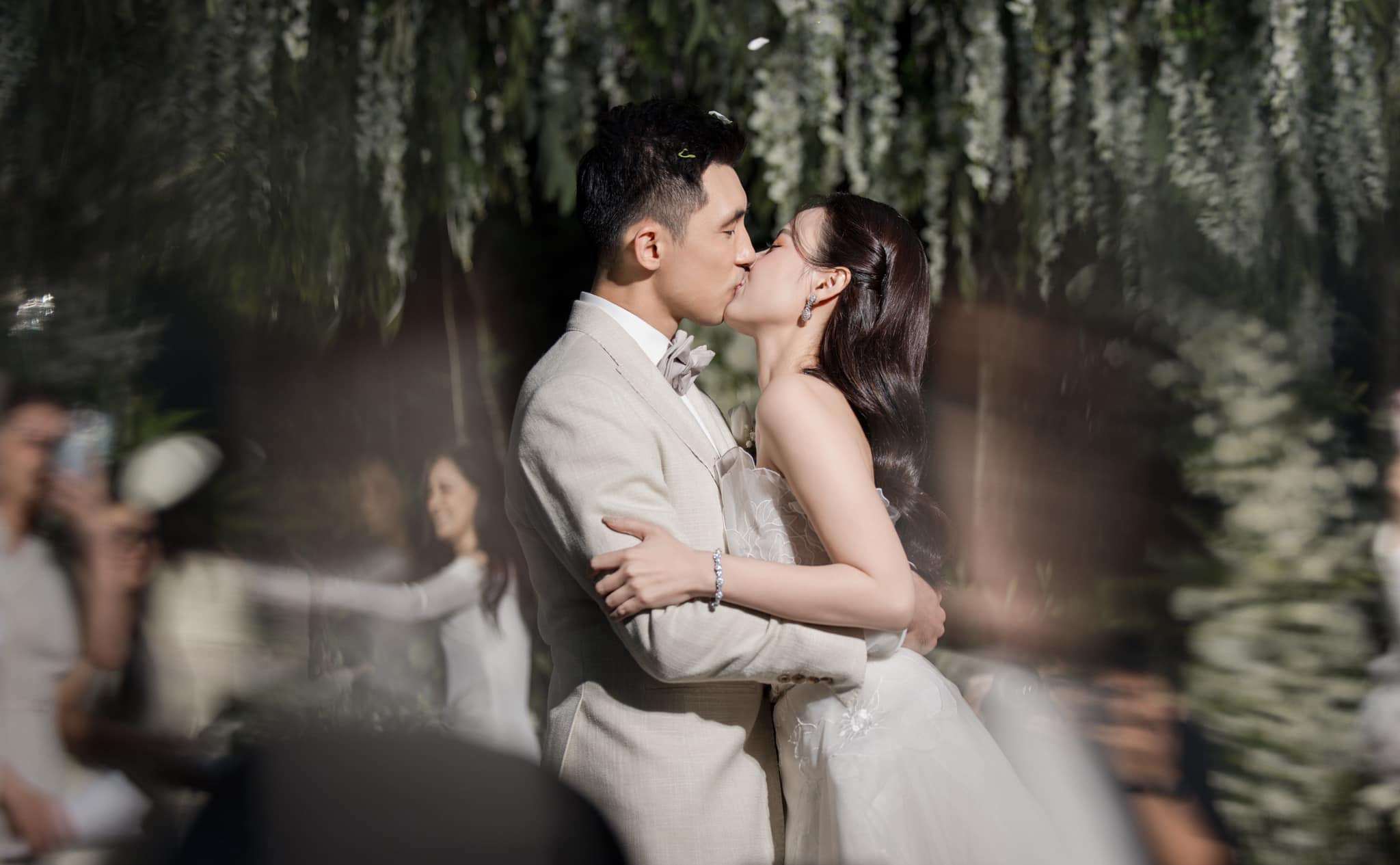 Midu và chồng thiếu gia khóa môi say đắm trong buổi tiệc.