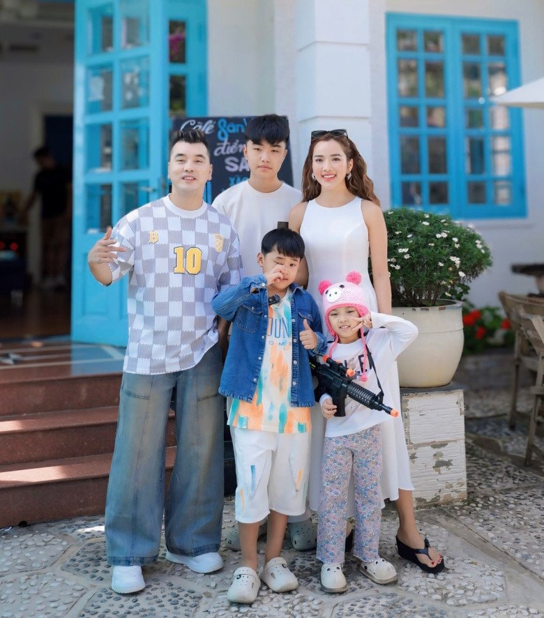 Gia đình giọng ca Thà rằng như thế đang đi du lịch hè.