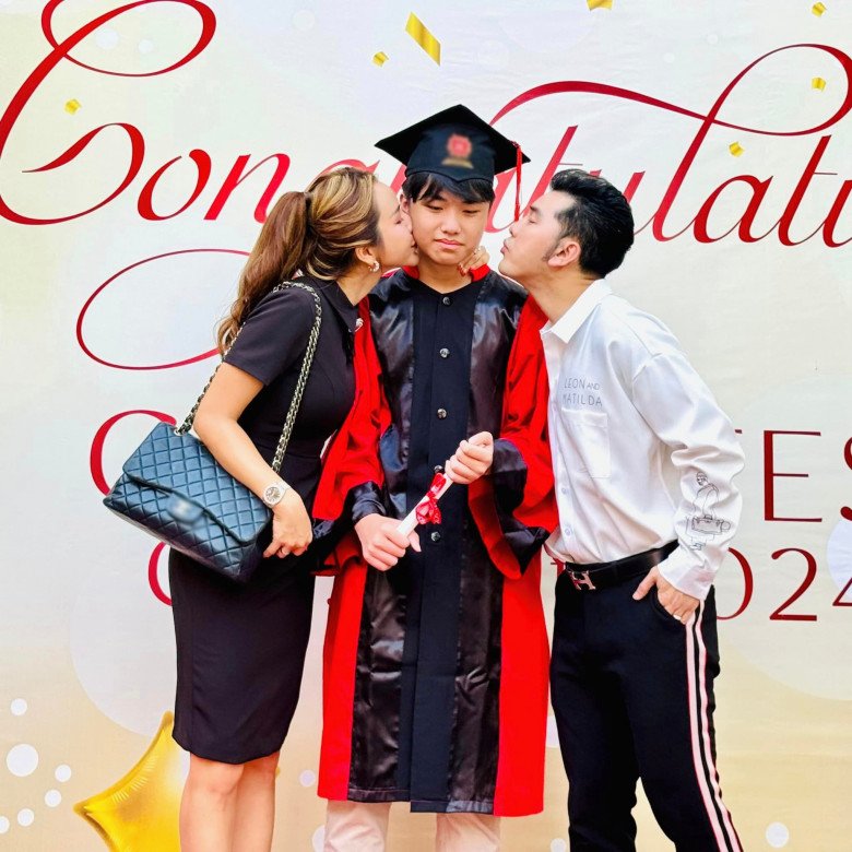 Ưng Hoàng Phúc và Kim Cương trong ngày tốt nghiệp của Will, thoải mái thể hiện hành động thân mật.