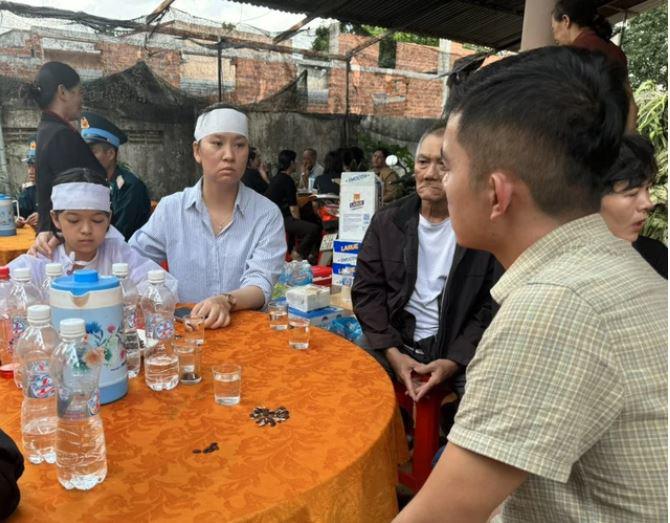 Chị Ngân và con gái đầu cô giáo T. (hai người đeo khăn tang) buồn đau trước việc cô giáo T. qua đời.