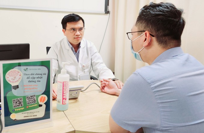 Bác sĩ Nghĩa thăm khám cho bệnh nhân. Ảnh: Bác sĩ cung cấp