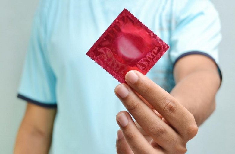 Hãy sử dụng bao cao su đúng cách khi yêu để ngừa các bệnh lây qua đường tình dục và HIV. Ảnh minh họa.