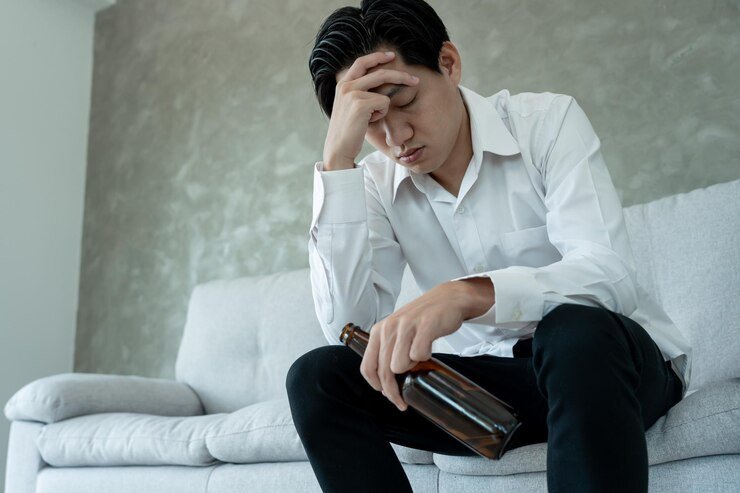 Sau cuộc nhậu say, anh Tài đã tin theo lời giới thiệu của các nhân viên nên mắc sai lầm. Ảnh minh họa.