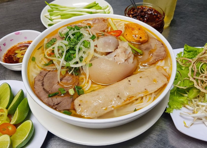 Những món ăn bình dị amp;#34;biḗnamp;#34; Huḗ - Đà Nẵng - Hội An thành foodtour ᵭặc sắc, ai cũng muṓn thưởng thức - 1