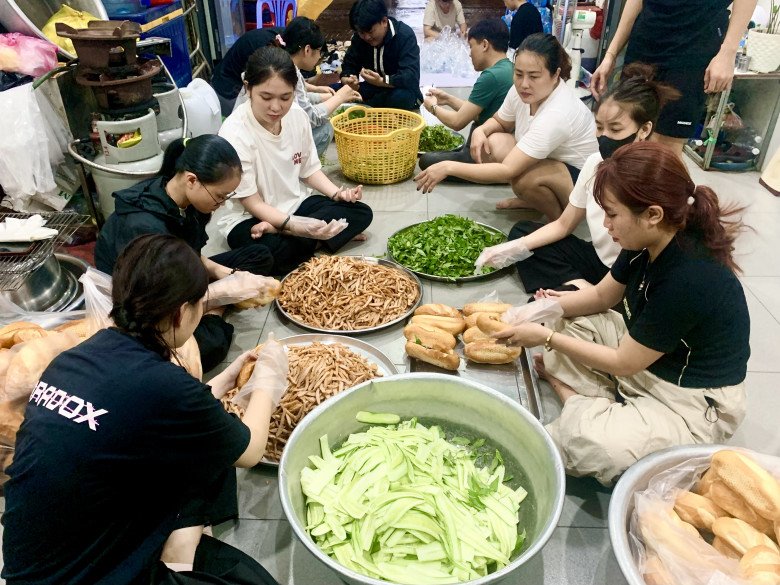 Nhóm tự tay làm 400 phần bánh mì hoặc bánh ướt kèm nước khoáng cho mỗi chuyến phát quà đêm.