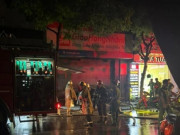 Tin tức - Quận Thanh Xuân lại xảy ra cháy, lực lượng chức năng phá cửa dập lửa