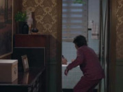 Yêu con - Chồng đi tắm lúc nào cũng "quên" đóng cửa, vợ làm một chuyện khiến nhiều người xót xa