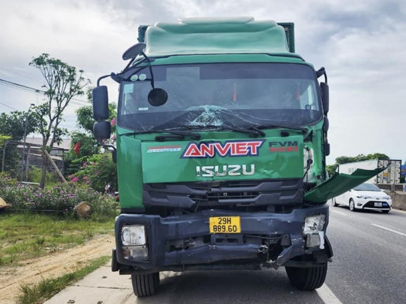 Chiếc xe ô tô tài xế Bùi Ngọc Hải bỏ lại hiện trường sau khi gây tai nạn nghiêm trọng.