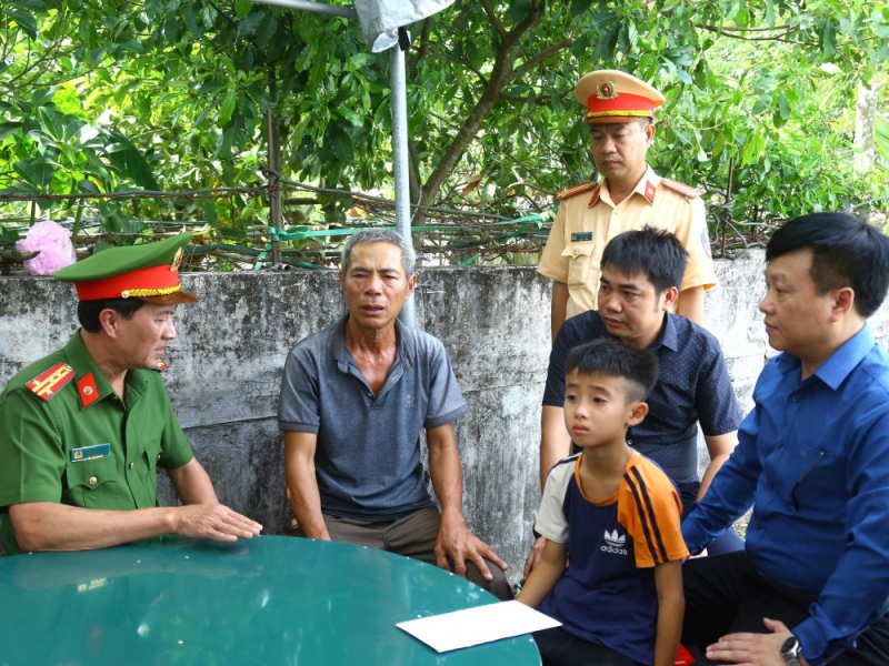Công an Hà Tĩnh thăm hỏi, chia buồn với gia đình nạn nhân tử vong trong vụ tai nạn.