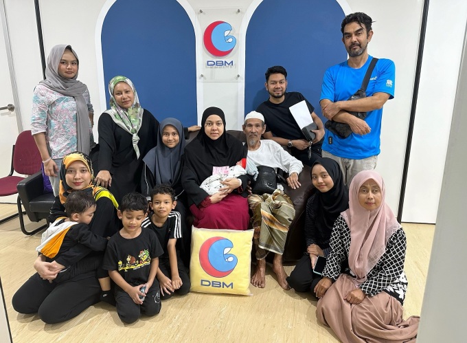 Vợ chồng ông Yob (chính giữa ảnh) cùng họ hàng và các con cháu. Ảnh: @ummimakhapakyob