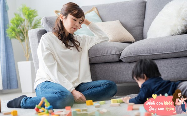 Nhiều bố mẹ để con chơi đồ chơi một mình trong khi bản bân làm việc nhà hoặc giải trí riêng.