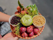 Tiêu dùng - Nhộn nhịp chợ Tết Đoan Ngọ ở Hà Nội, giá tăng mạnh, có mâm cúng làm sẵn lên đến 1 triệu đồng