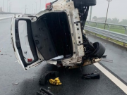 Tin tức - Ô tô con gặp nạn trên cao tốc, tài xế văng khỏi xe tử vong