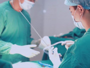 Sức khỏe - Người phụ nữ nguy kịch sau khi hút mỡ bụng cấy vào vùng trán, thái dương