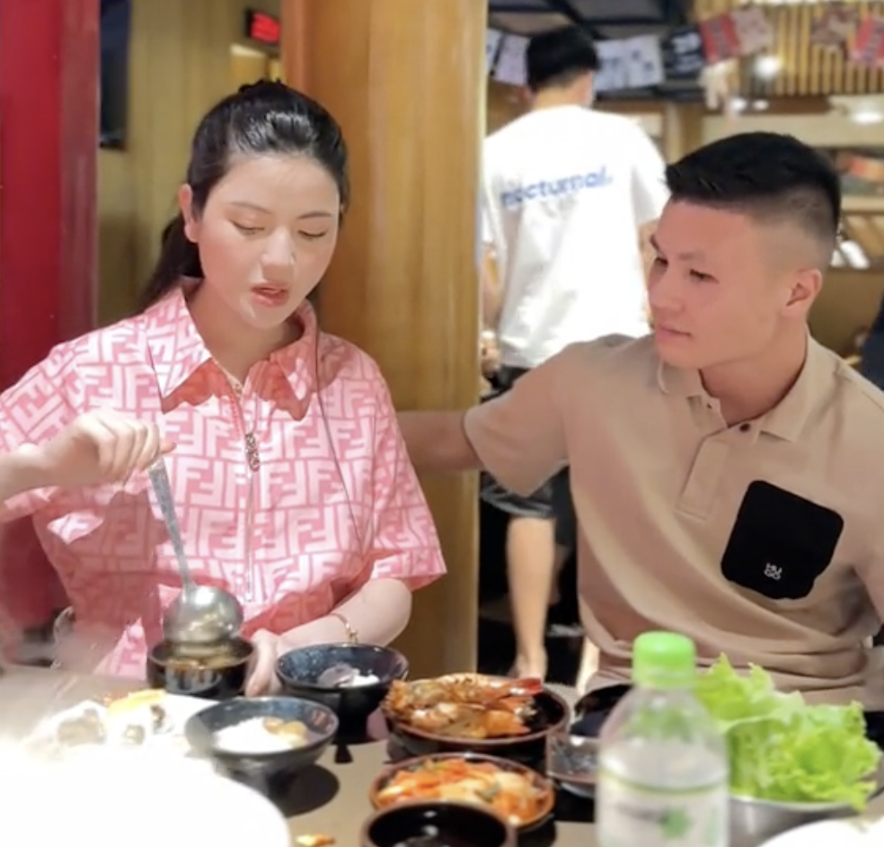 Bà xã Quang Hải chú trọng bổ sung dinh dưỡng dù đi ăn ngoài.