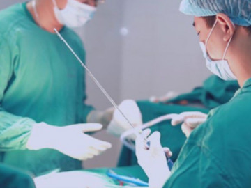 Người phụ nữ nguy kịch sau khi hút mỡ bụng cấy vào vùng trán, thái dương
