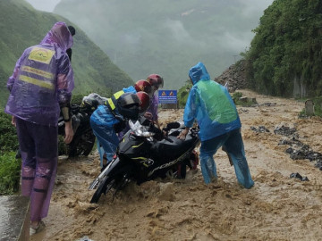 Nhiều khách đi Hà Giang gặp mưa lũ, phải bỏ xe máy lại nhà dân