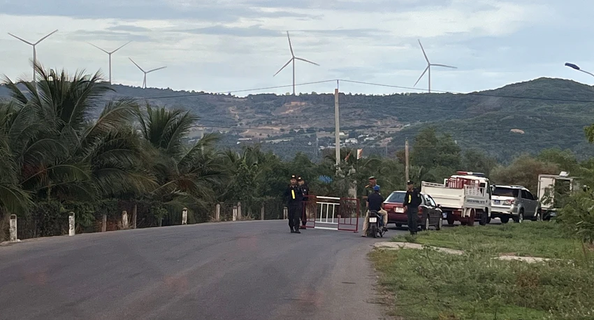 Cơ quan Cảnh sát điều tra Công an TP.Phan Thiết đã thực hiện lệnh khám xét tại tại căn biệt thự trên đường Bàu Me và căn nhà biệt lập trong khu đất ở đường Trần Bình Trọng, xã Thiện Nghiệp, TP.Phan Thiết. Qua khám xét, cơ quan điều tra đã thu giữ một số tài liệu, chứng cứ quan trọng. Ảnh: PLO