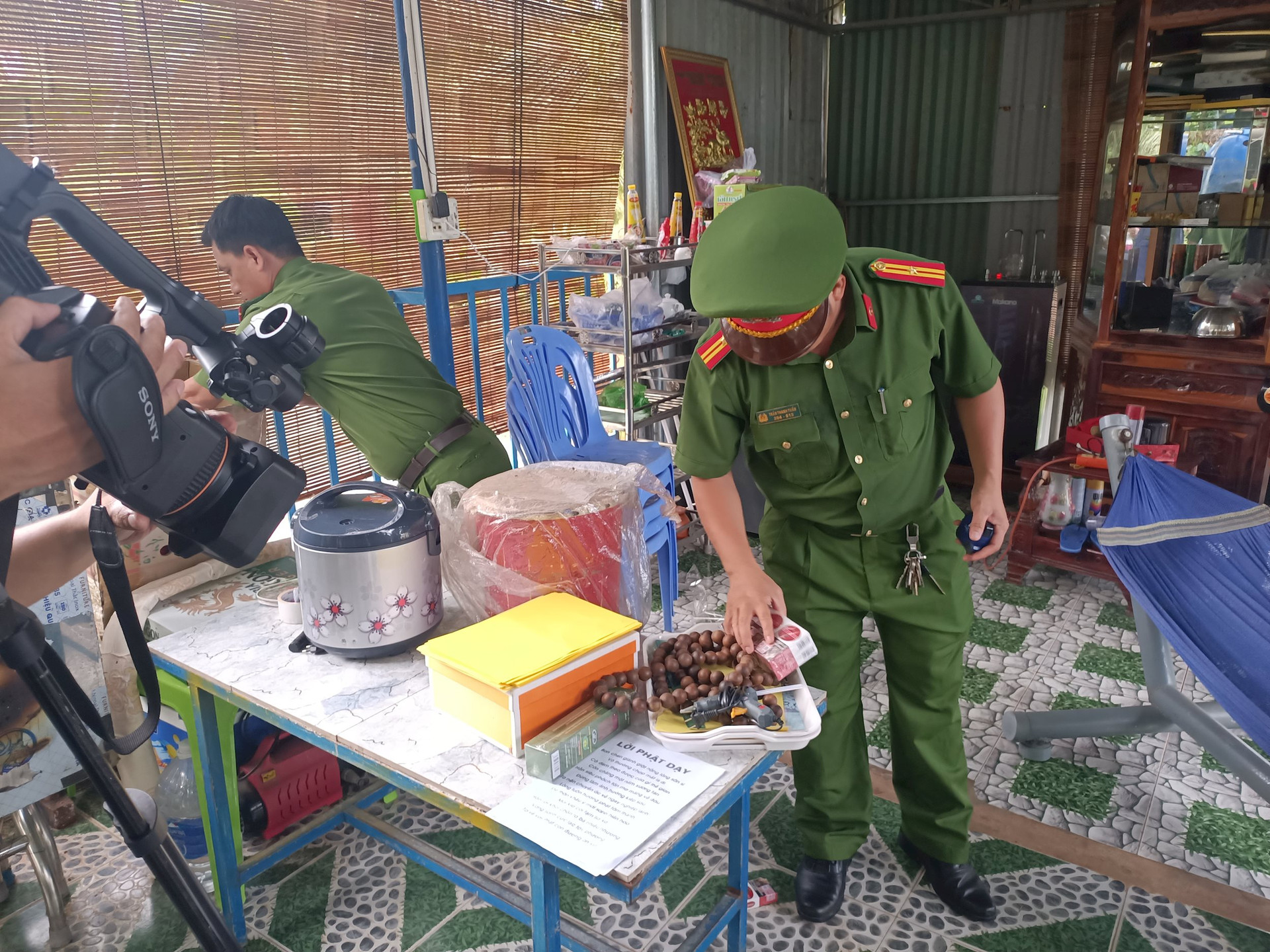 Quá trình chị D bị canh giữ thì Lan và Diễm thay nhau dùng tay, chân, chày gỗ, cối gỗ đánh đập, hành hung chị D gây thương tích để trừ tà. Chị D. còn khai rằng, mình bị ép buộc viết giấy nhận tội như dùng bùa ngải hãm hại gia đình chồng, ăn cắp tiền, ngoại tình.... Ảnh: Báo Bình Thuận