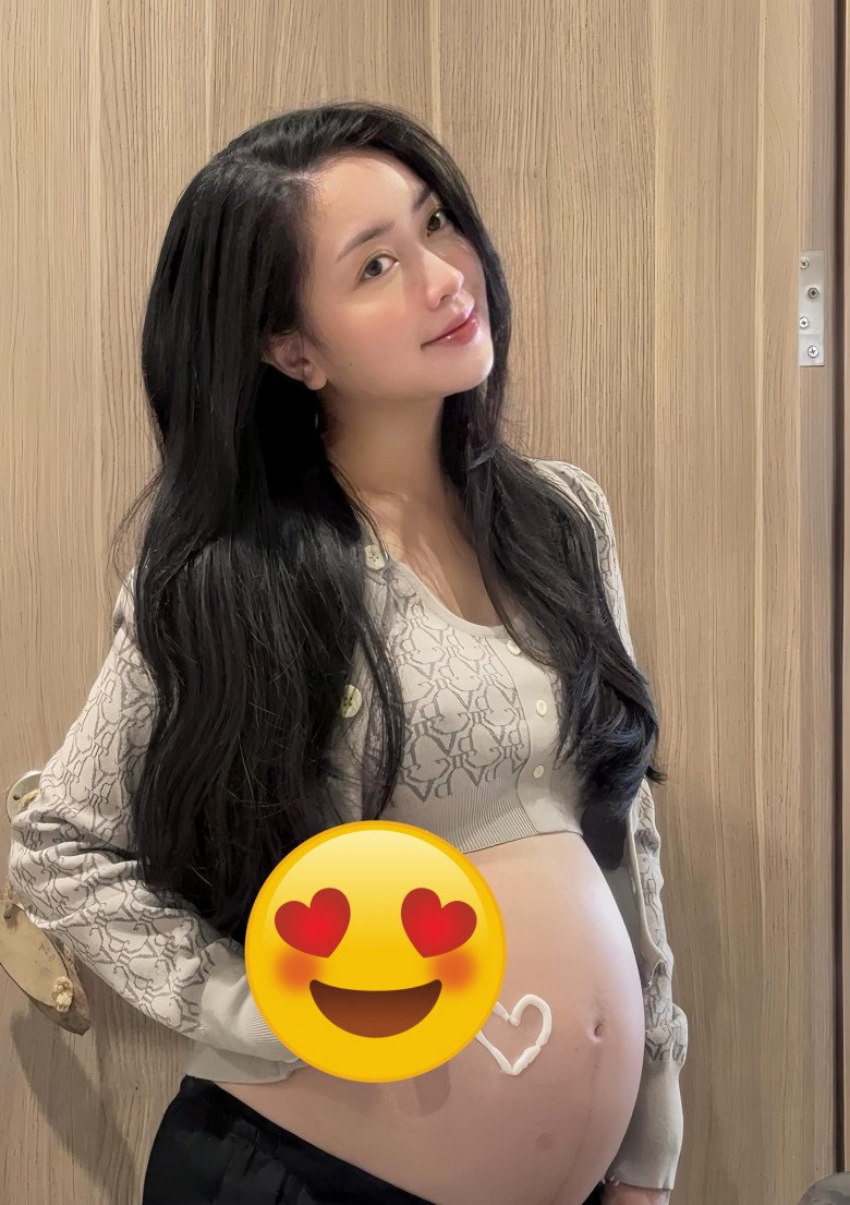 Nhờ chăm chỉ dưỡng da mà vòng 2 của Mai Hà Trang không bị rạn.