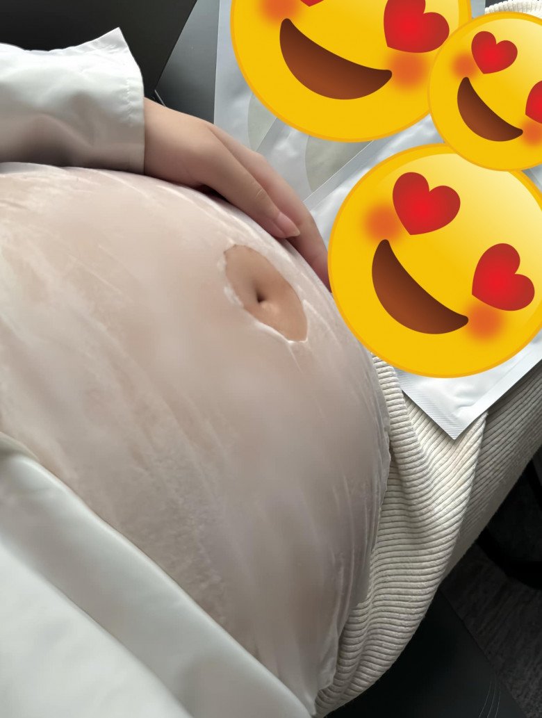 Mai Hà Trang đắp mặt nạ chăm sóc vùng bụng mỗi ngày.