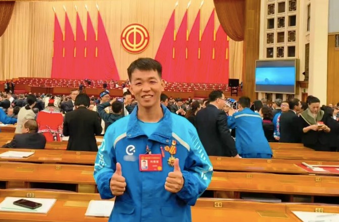 Chàng shipper vượt 2.000 km giúp người vô gia cư về nhà, 5 năm qua giúp 131 gia đình đoàn tụ - 1