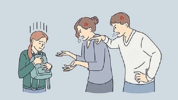 Quát mắng trẻ ở nơi công cộng.