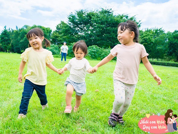 Vận động ngoài trời giúp trẻ tăng cường sự tập trung và chú ý.