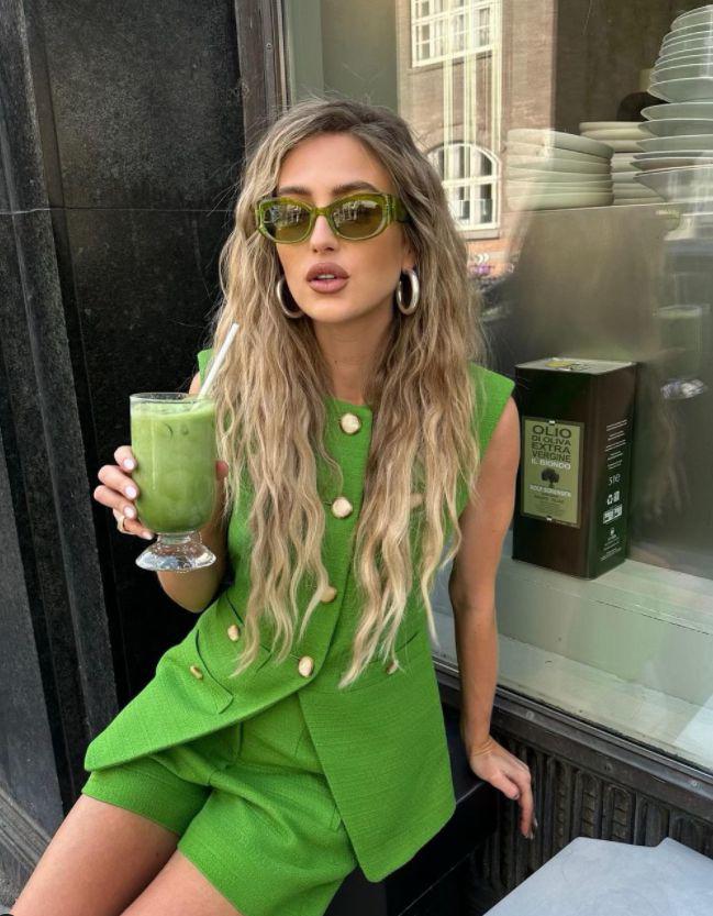 Bộ đồ quần short màu xanh lá cây của blogger Emmillsindlev mang đến cảm giác trong lành, mát mẻ, kết hợp cùng kính mắt, hoa tai biến phái đẹp ngay lập tức trở thành fashionista.