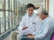 Tại sao bác sĩ không đến spa chăm da đắt đỏ và tránh dùng thuốc ngủ?