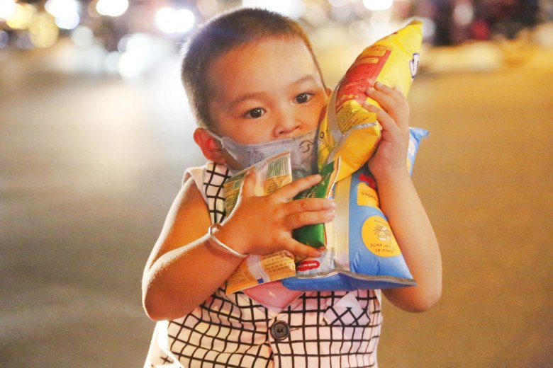 Sự sẻ chia, dù chỉ là một chút ít thôi, cũng đủ để làm cuộc sống này tươi đẹp hơn - Ảnh: Đêm Sài Gòn